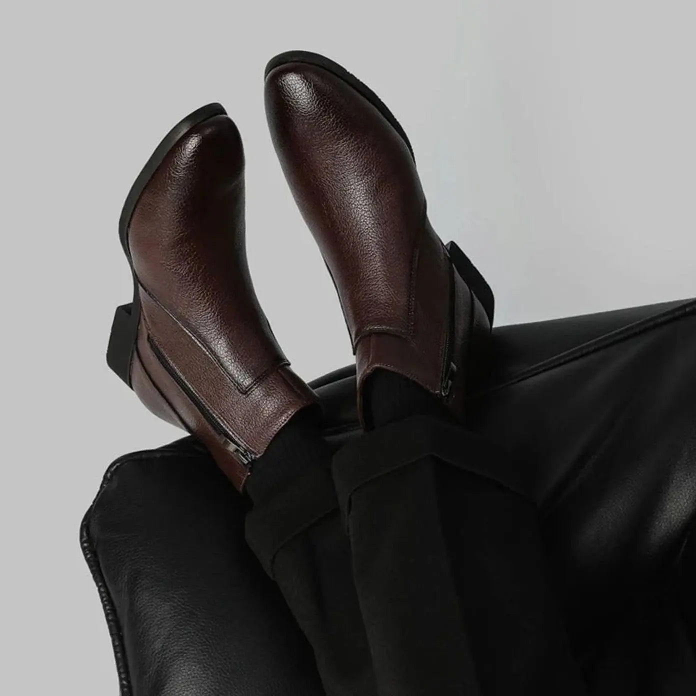 Men's pointed toe side zip leather boots, detail