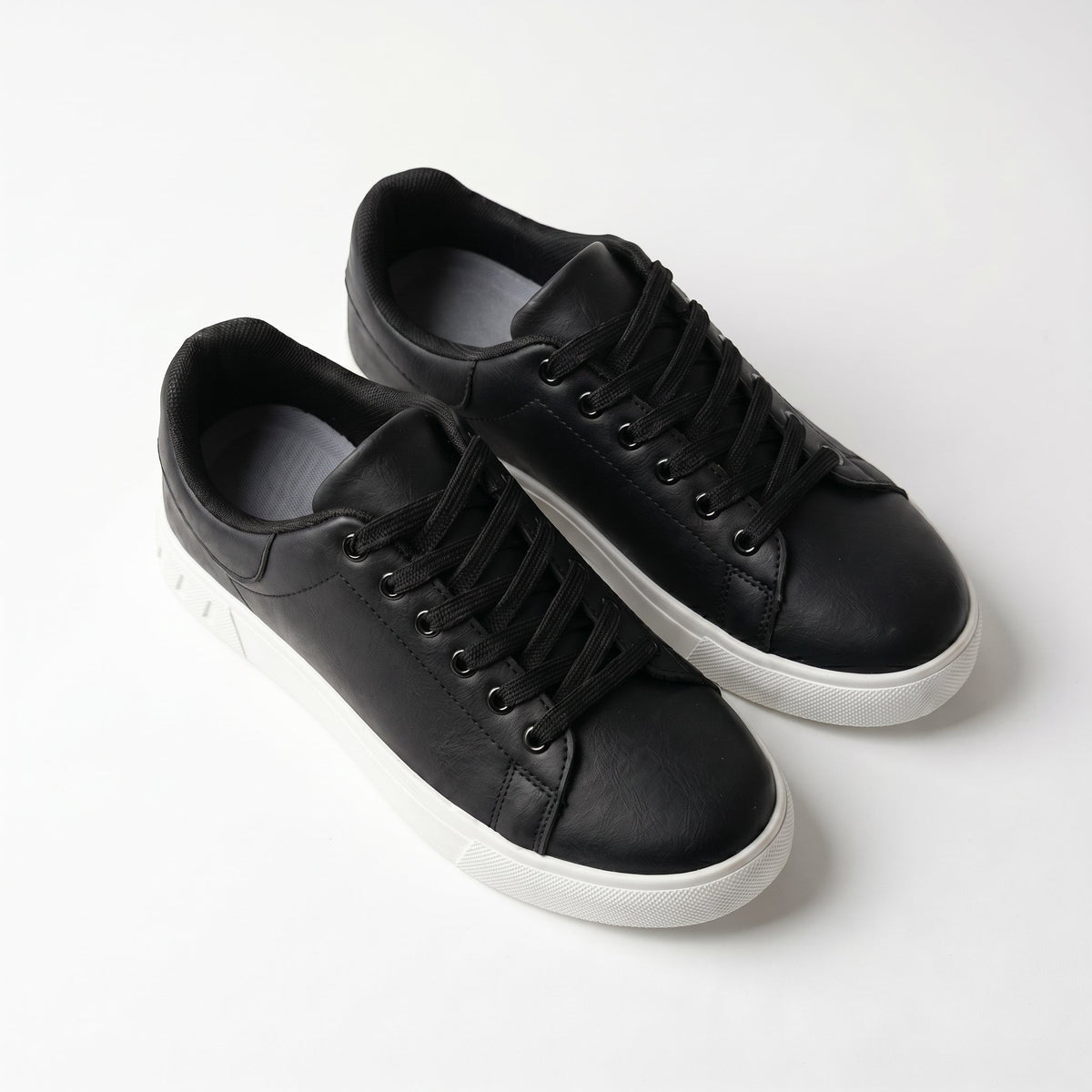 Teddy minimalist low-top mens trainers with lace-up front and chunky white sole - view 4