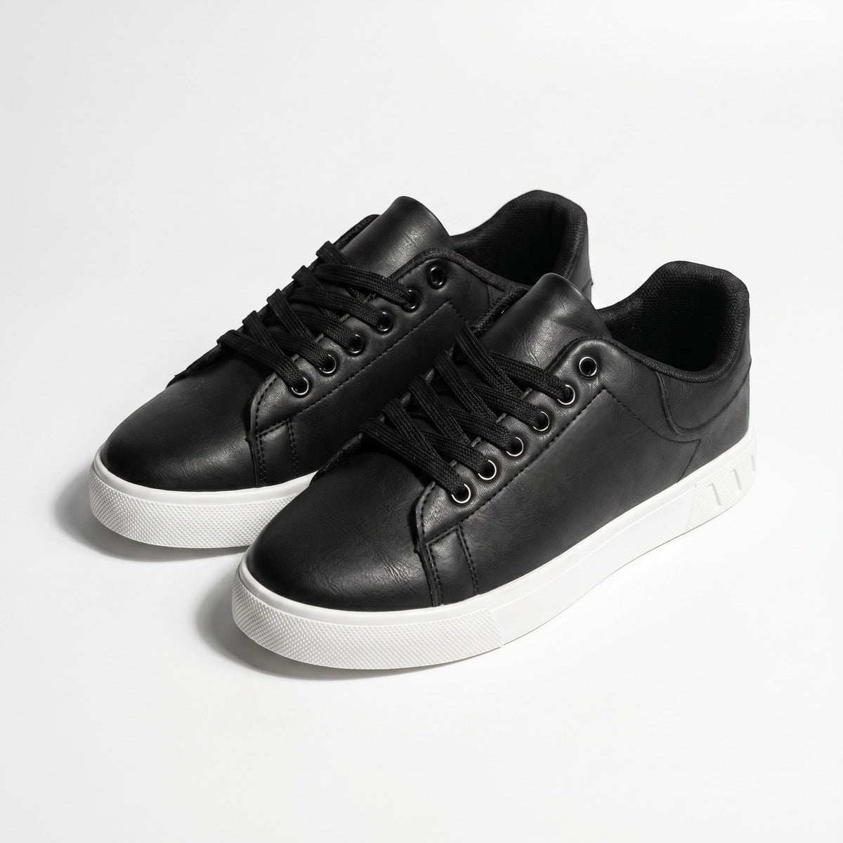 Teddy minimalist low-top mens trainers with lace-up front and chunky white sole - view 6